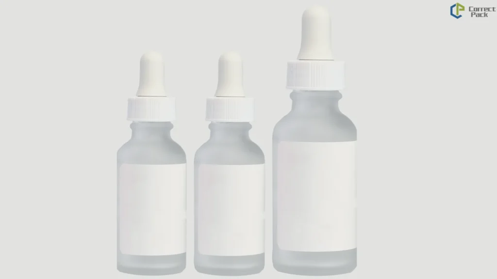 Ürün bilgisini doğru aktarmak için etiketlenmiş farklı boyutlarda damlalıklı şişeler