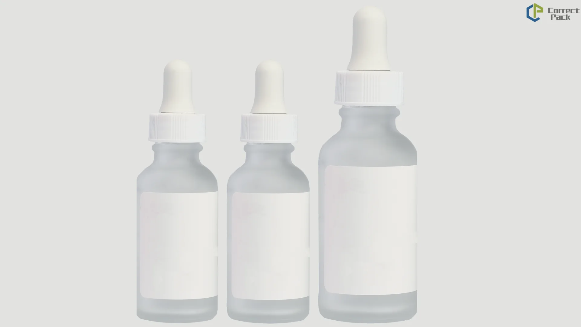 Ürün bilgisini doğru aktarmak için etiketlenmiş farklı boyutlarda damlalıklı şişeler