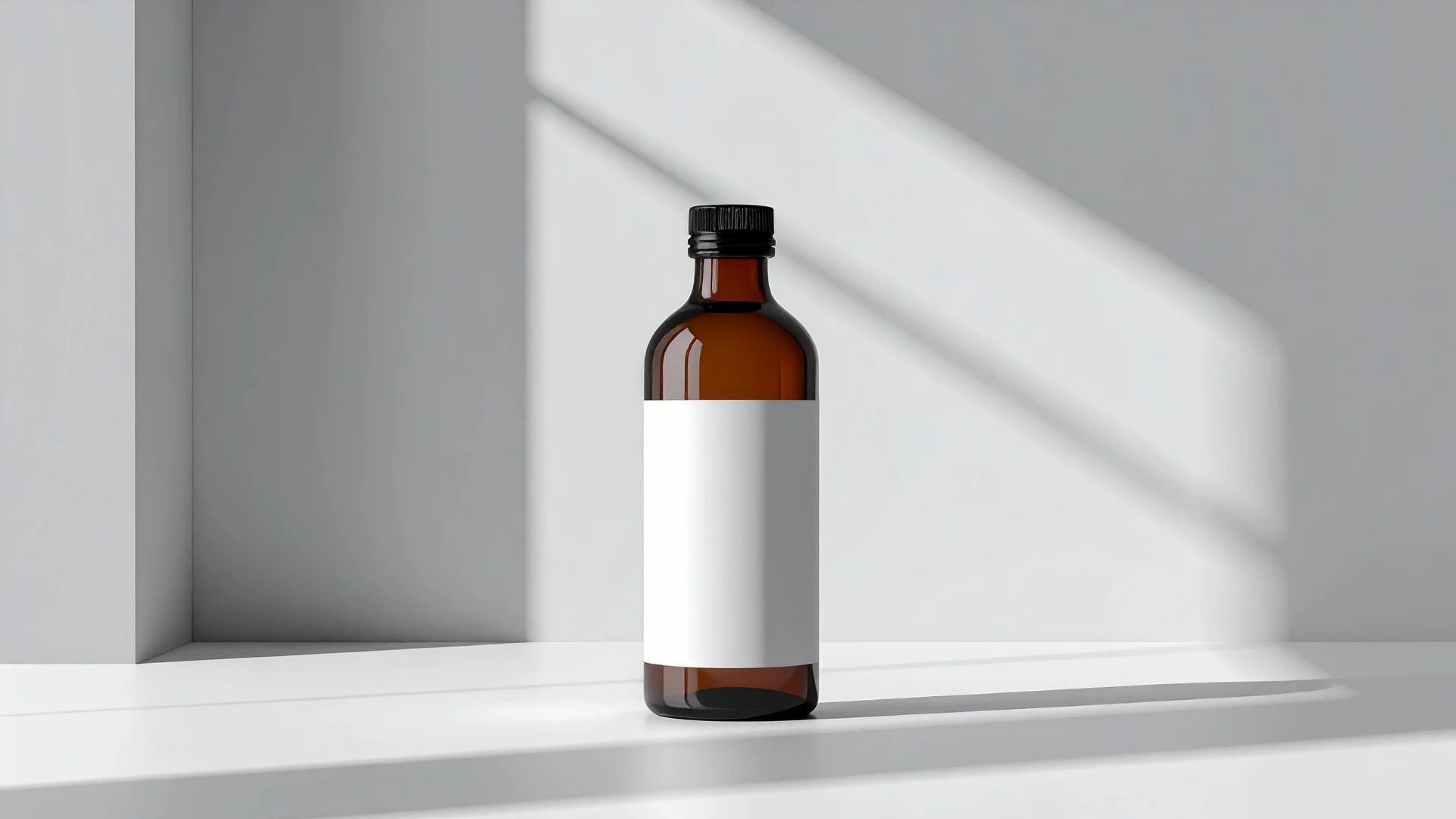 Ürün tanımlama ve marka bilgilendirmesi amacıyla etiketlenmiş cam şişe görseli