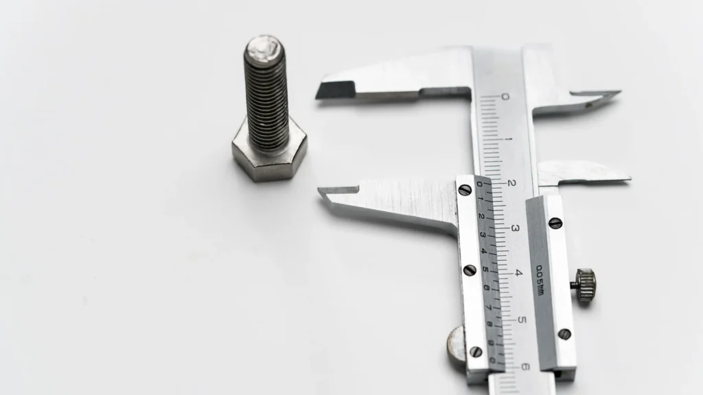 lçüm aleti ve vida ile yapılan kalibrasyonun önemini anlatan teknik görsel