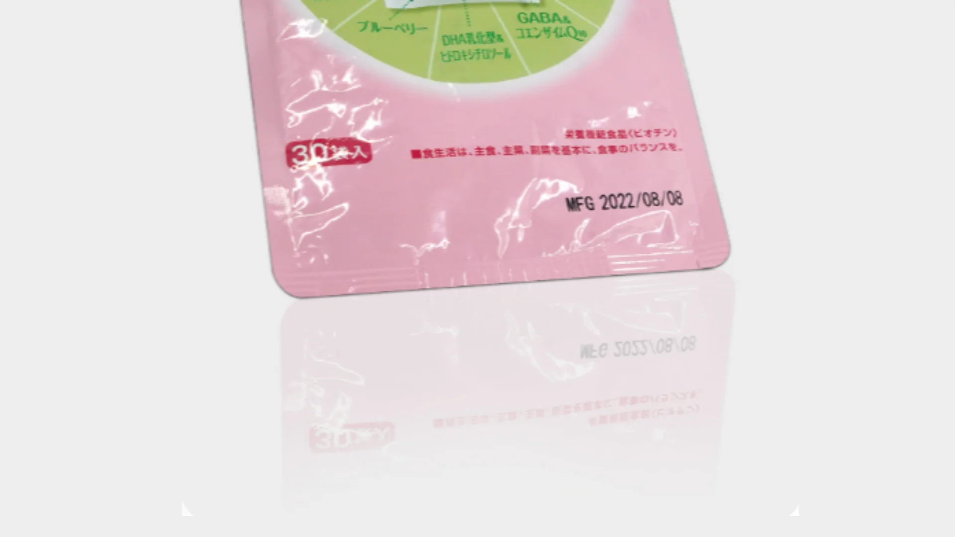 Gıda ambalajının üzerinde üretim tarihi bilgisinin yer aldığı detaylı fotoğraf